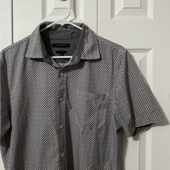 Tahari Men’s Slim Fit Casual Button Down Short Sleeve Shirt Size Medium - Picture 7 of 10
